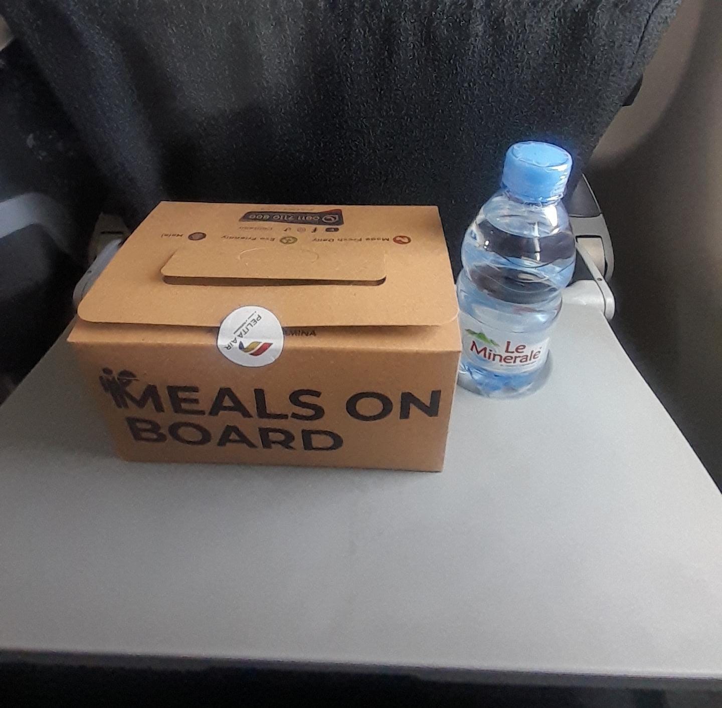Menikmati Meals on Board di Maskapai Pelita Air. (Foto: Nukilan)