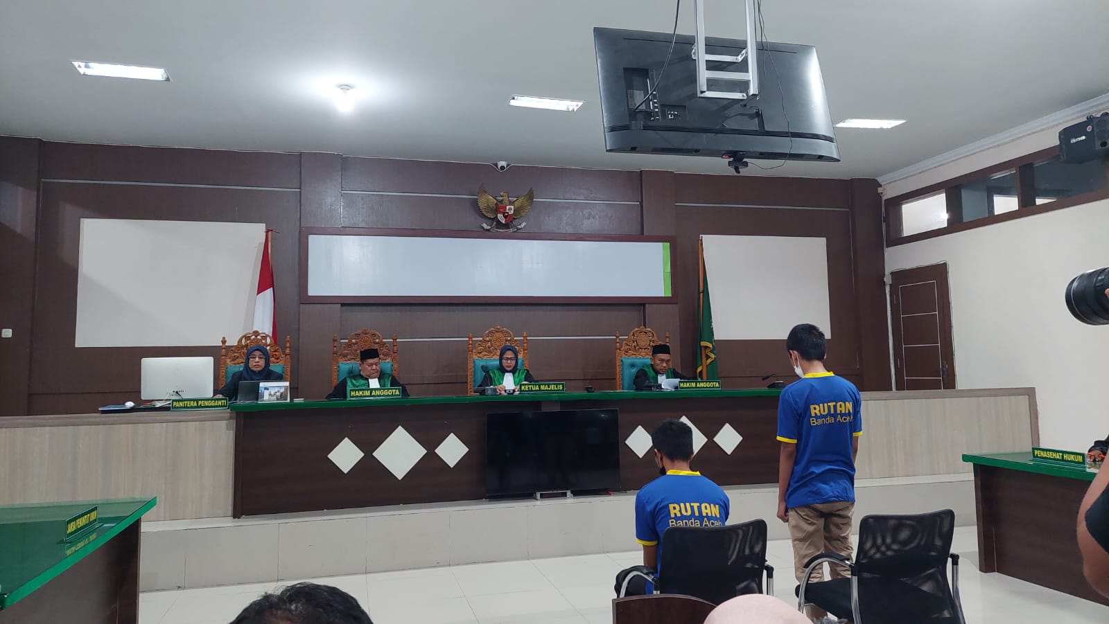 Dua terdakwa kasus Jarimah Liwath saat menjalani sidang putusan di Mahkamah Syariah Kota Banda Aceh, Senin 25 Februari 2025. (Foto: For Nukilan)