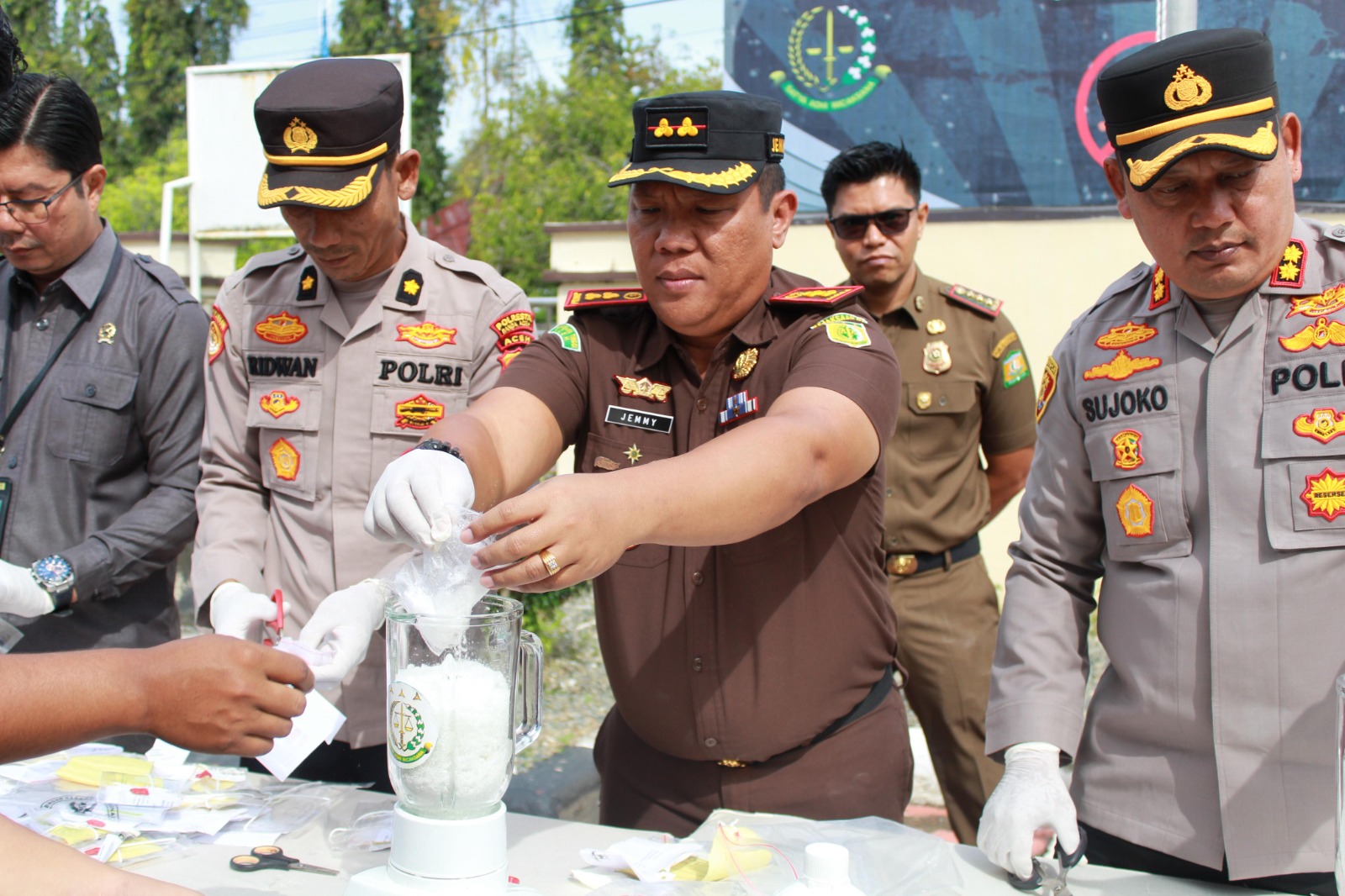 Proses pemusnahan barang bukti narkotika jenis sabu di Kejaksaan Negeri Aceh Besar, Selasa 25 Februari 2025. (Foto: Dok. Kejari Aceh Besar)