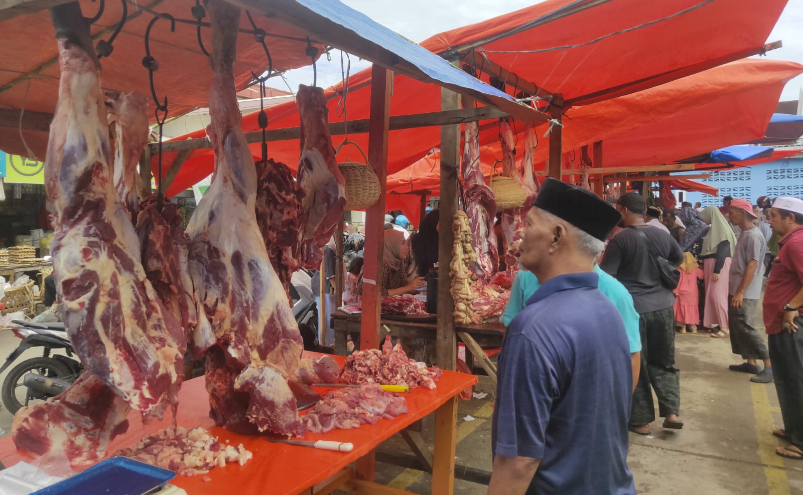 Pedagang daging sapi di Pasar Al-Mahirah Lamdingin, Kota Banda Aceh, pada Kamis 27 Februari 2025. (Foto: Nukilan/Rezi)