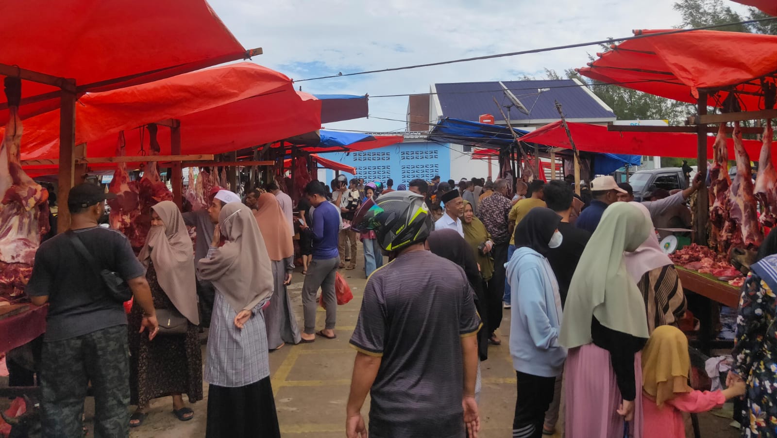 Warga padati pedagang daging musiman di Pasar Al-Mahirah Lamdingin, Kota Banda Aceh, pada Kamis 27 Februari 2025. (Foto: Nukilan/Rezi)