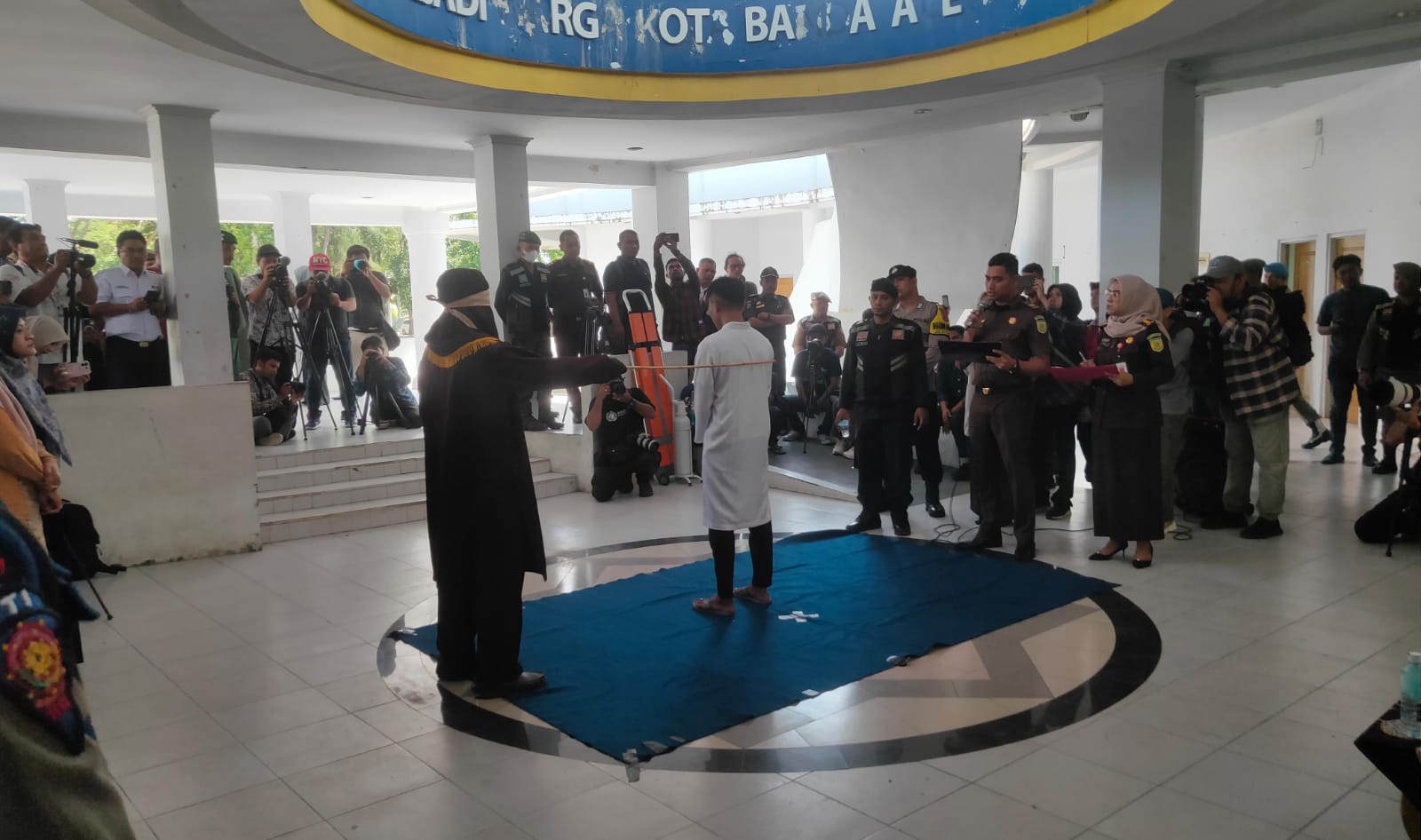 Proses eksekusi cambuk terhadap pasangan LGBT di Taman Bustanussalatin, Kota Banda Aceh, pada Kamis 27 Februari 2025. (Foto: Nukilan/Rezi)