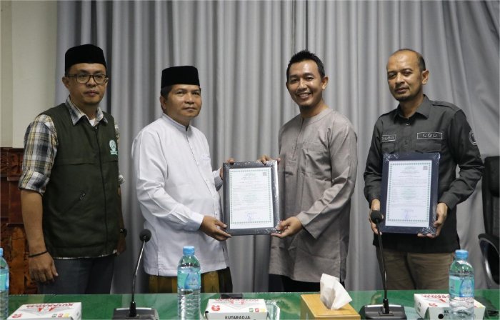 Kutaradja Fried Chicken Raih Sertifikat Halal, Abu Faisal Apresiasi Produk Lokal. (Foto: MPU)