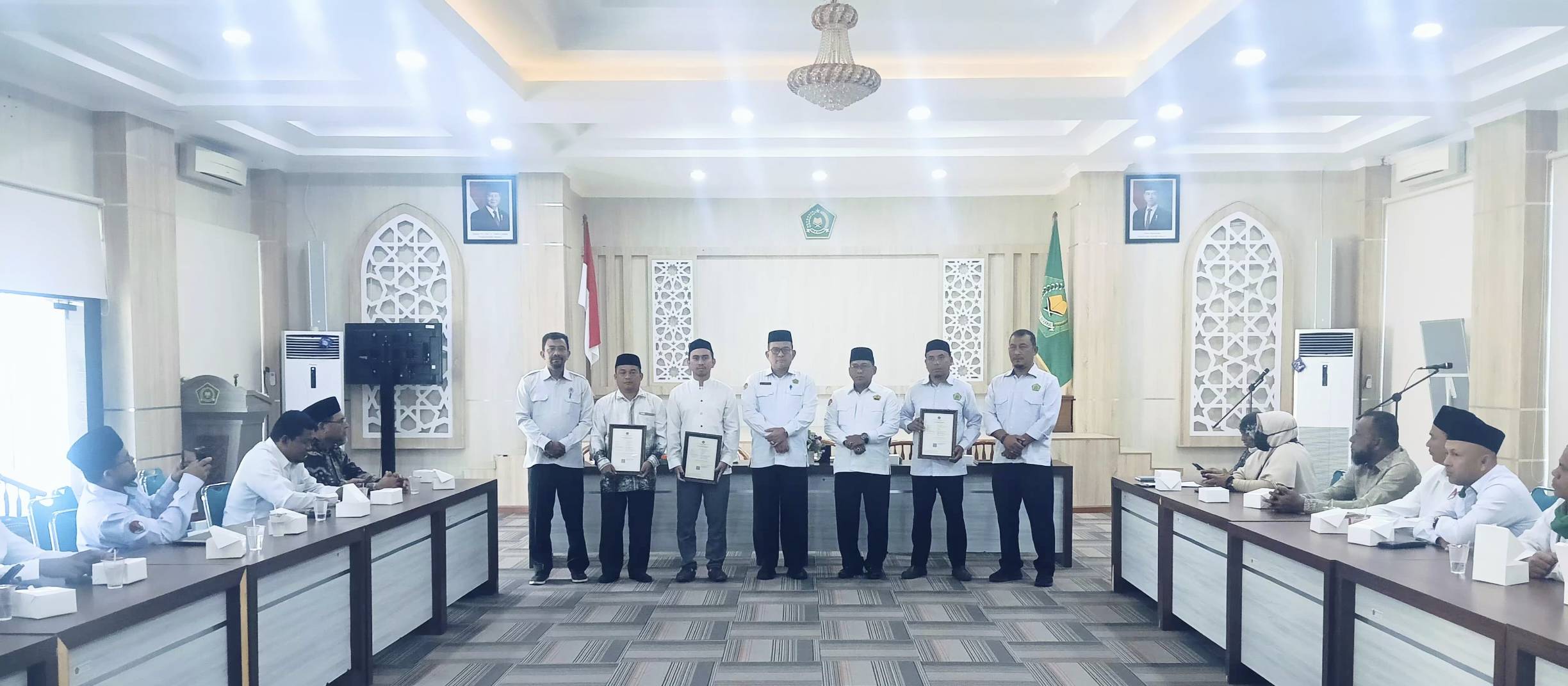 Kakanwil Kemenag Aceh Serahkan Ijop 42 Madrasah. (Foto: Kemenag Aceh)