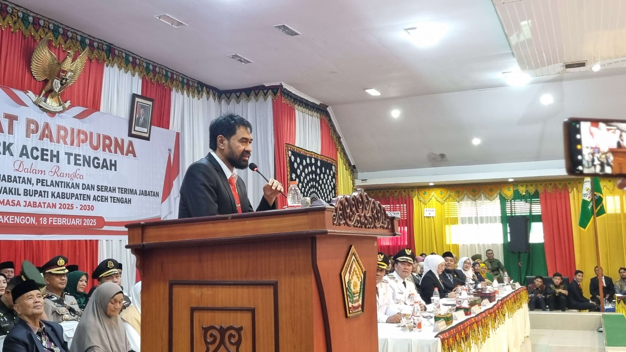 Gubernur Aceh Mualem saat memberikan sambutan pada acara pelantikan kepala daerah Aceh Tengah. (Foto: RRI)