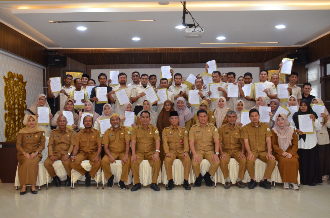 Kepala DPMG Aceh Serahkan 36 SK Tenaga Kontrak 2025. (Foto: DPMG)