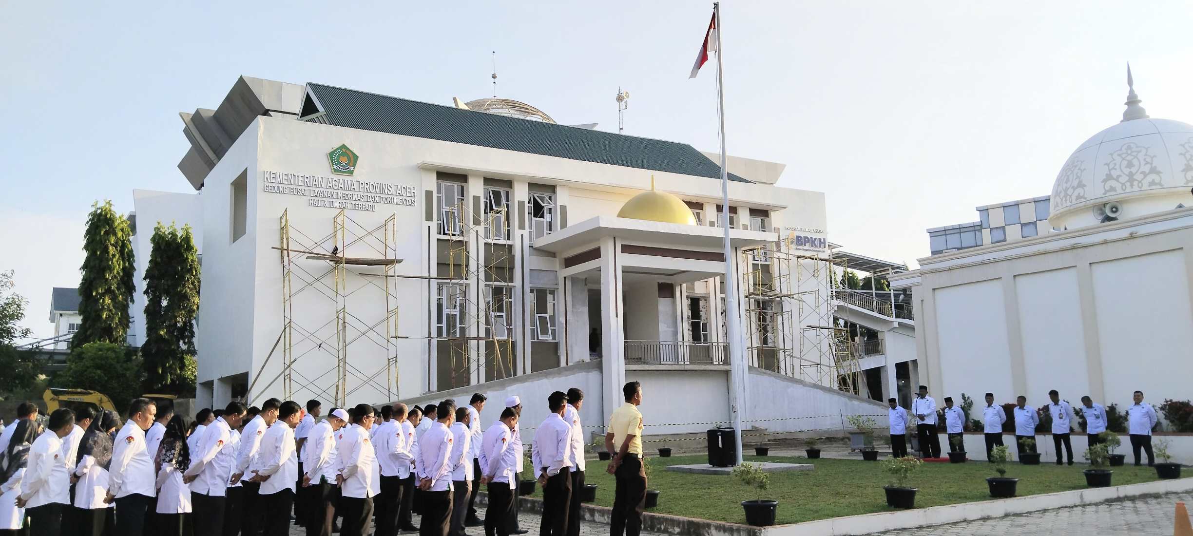 Kabid Penmad Zulkifli menjadi pembina apel Senin (10/2) dengan latar gedung Kanwil dan gedung Pusat Layanan Informasi dan Dokumentasi Haji dan Umrah Terpadu. (Foto: Kemenag Aceh)
