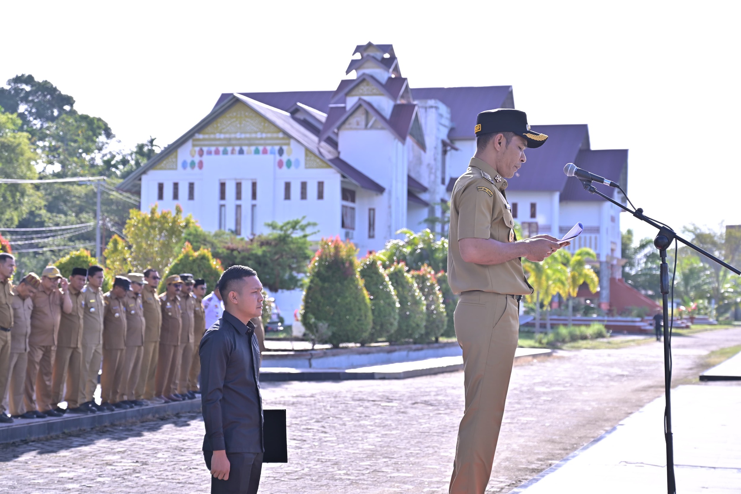 Wakil Bupati Aceh Jaya Pimpin Apel Perdana, Ajak ASN Tingkatkan Kinerja dan Pelayanan Publik. (Foto: MC Aceh Jaya)