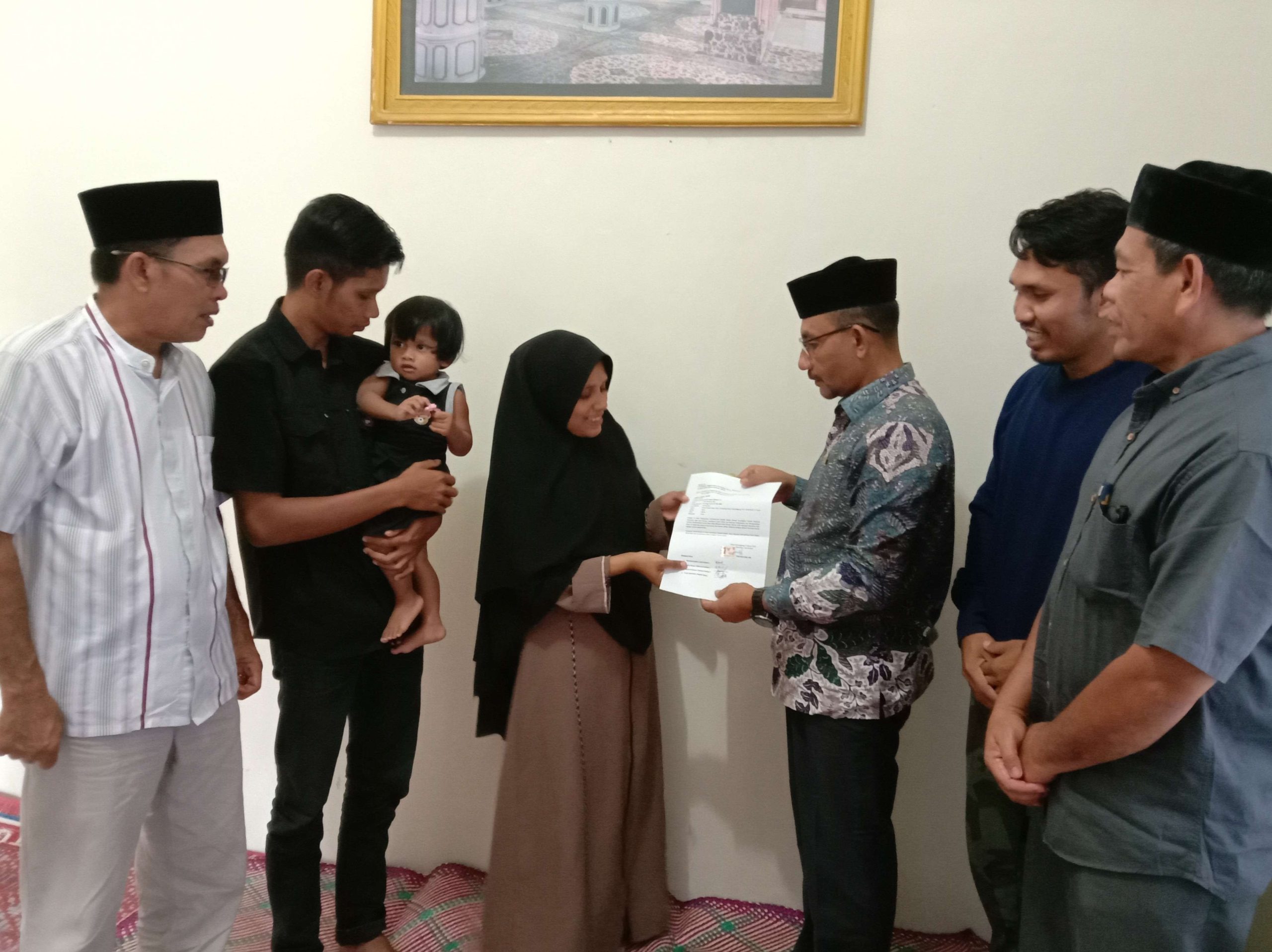 Haji Uma mendatangi rumah almarhum Hasfiani alias Imam (35), warga Uteun Geulinggang, Kecamatan Dewantara, Aceh Utara. (Foto: RRI)
