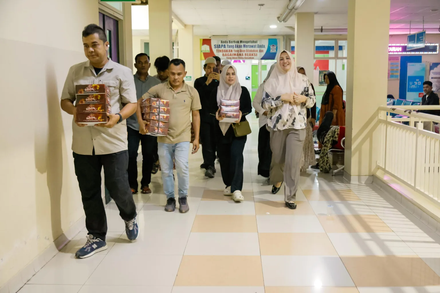 Istri Gubernur Aceh, Marlina bersama tim menyisir koridor RSUDZA Banda Aceh untuk membagikan paket sahur kepada warga di rumah sakit tersebut, Minggu dini hari, 16 Maret 2025. (Foto Humas Pemerintah Aceh)
