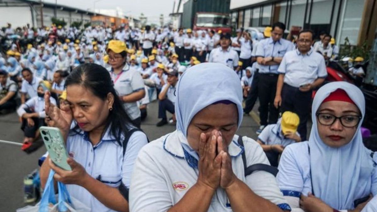 Buruh dan karyawan mendengarkan pidato dari direksi perusahaan di Pabrik Sri Rejeki Isman Tbk (Sritex) di Sukoharjo, Jawa Tengah, Jumat (28/2/2025). (ANTARA)