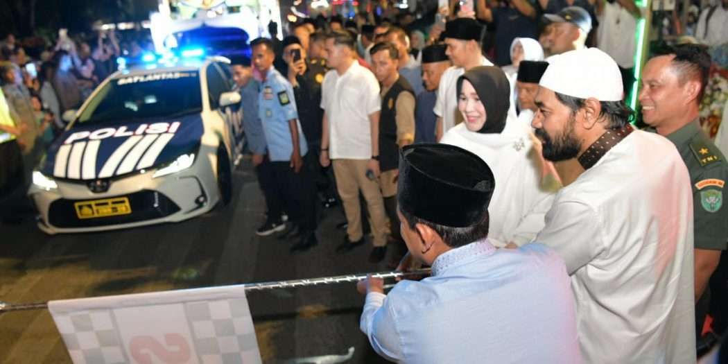 Gubernur Aceh, Muzakir Manaf bersama Wakil Gubernur Aceh, Fadhlullah, SE dan Unsur Forkopimda Aceh, saat melepas Musabaqah Pawai Takbir Idul Fitri 1446H/2025 M di depan Masjid Raya Baiturrahman, Banda Aceh, Minggu, (30/3/2025). (Foto: RRI)