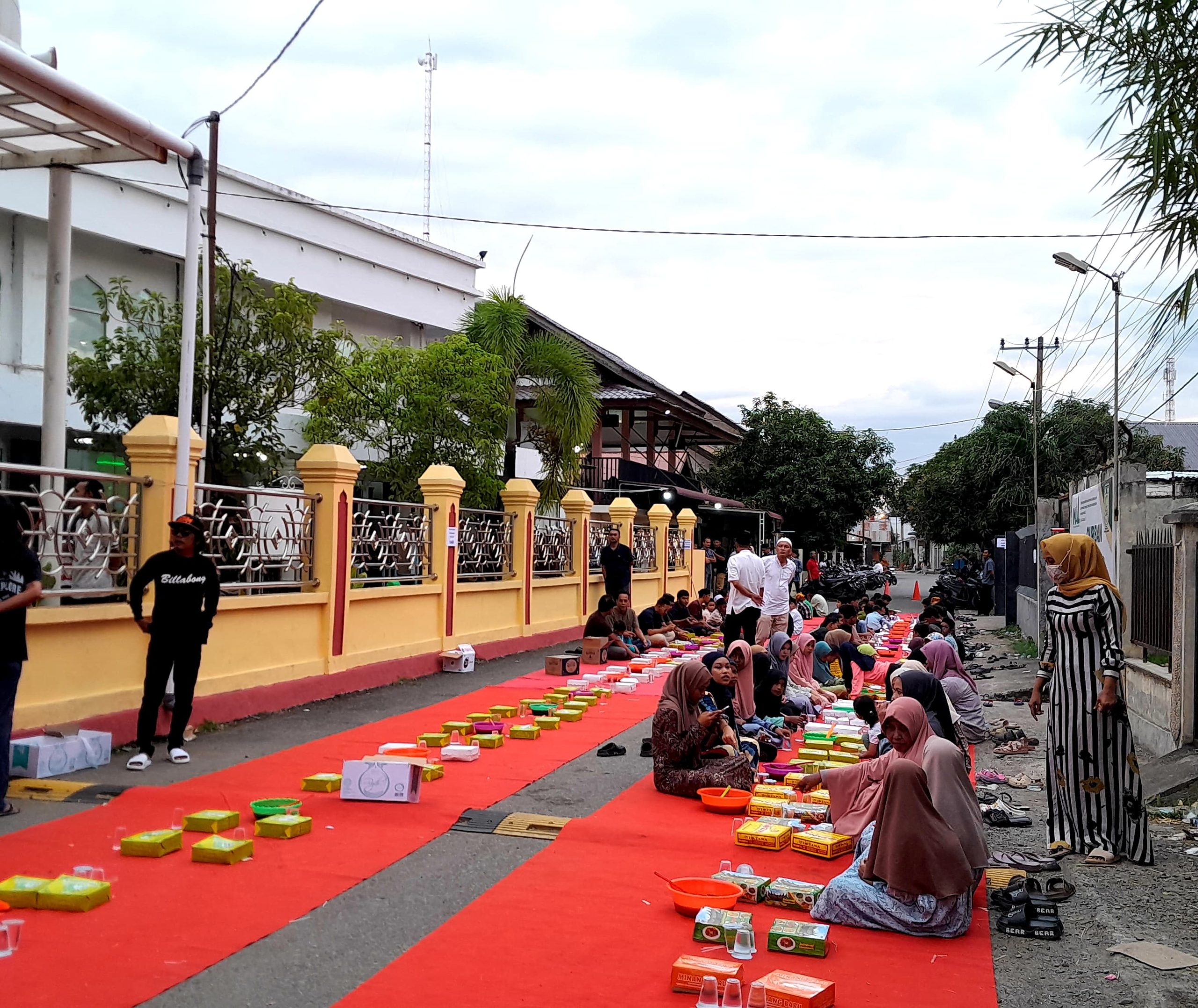 Suasana buka bersama antar warga Gampong Lamdingin. (Foto: Nukilan/Akil)