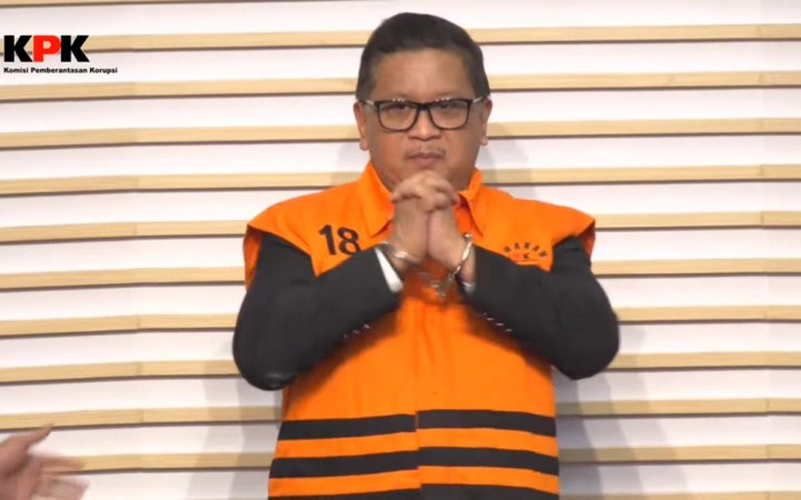 Sekjen PDIP, Hasto Kristiyanto kenakan rompi orange dan dibrogol dipamerkan saat konferensi pers KPK. (Foto: Gemapos.ID)