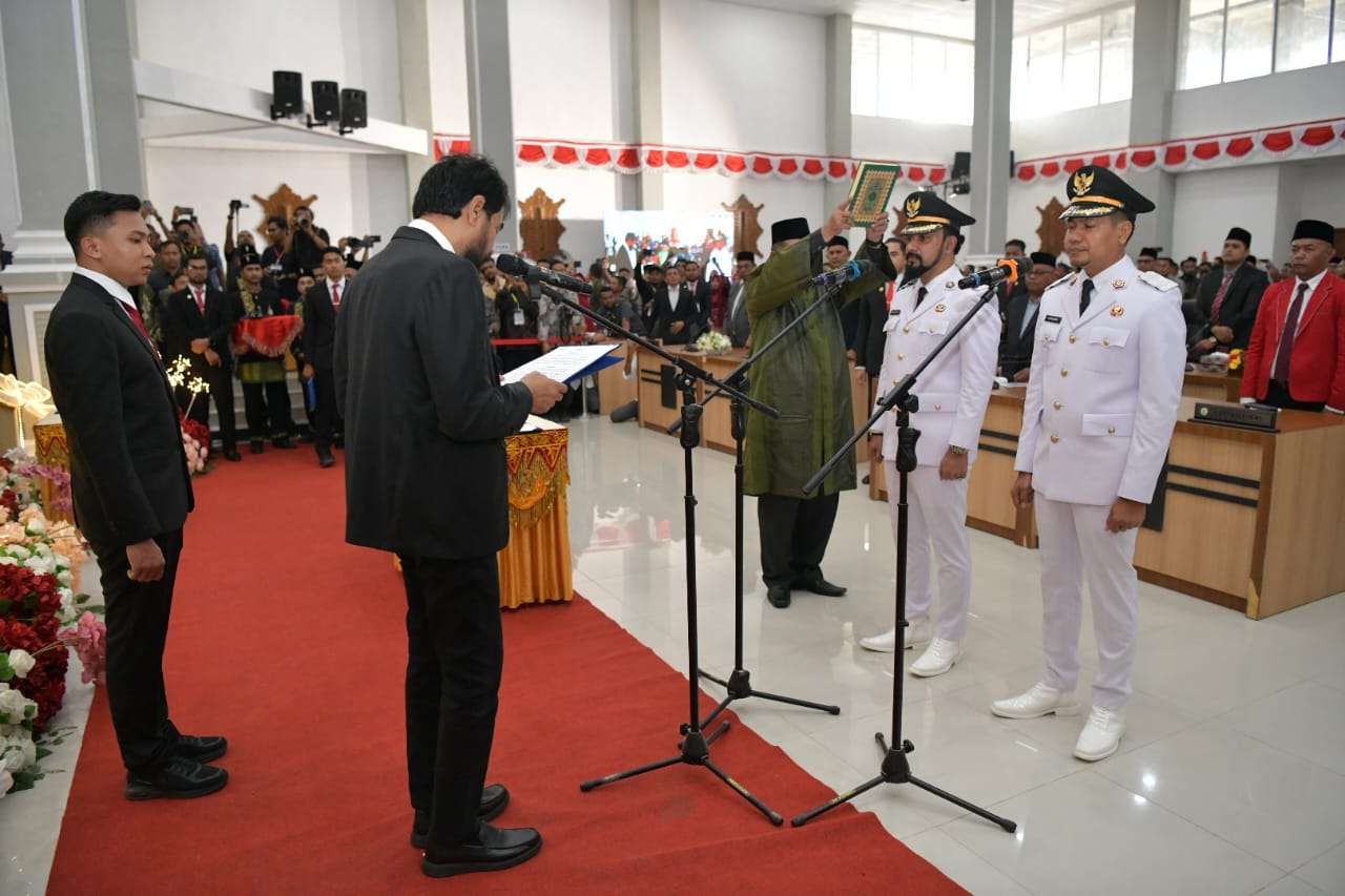 Gubernur Aceh Muzakir Manaf, mengambil Sumpah Jabatan dan Melantik Iskandar Usman Alfarlaky Sebagai Bupati dan T. Zainal Abidin sebagai Wakil Bupati Aceh Timur periode 2025-2030 pada Rapat Paripurna DPRK Aceh Timur, di Kantor DPRK Aceh Timur, Rabu, 19/03/2025. (Foto: Humas Pemerintah Aceh)