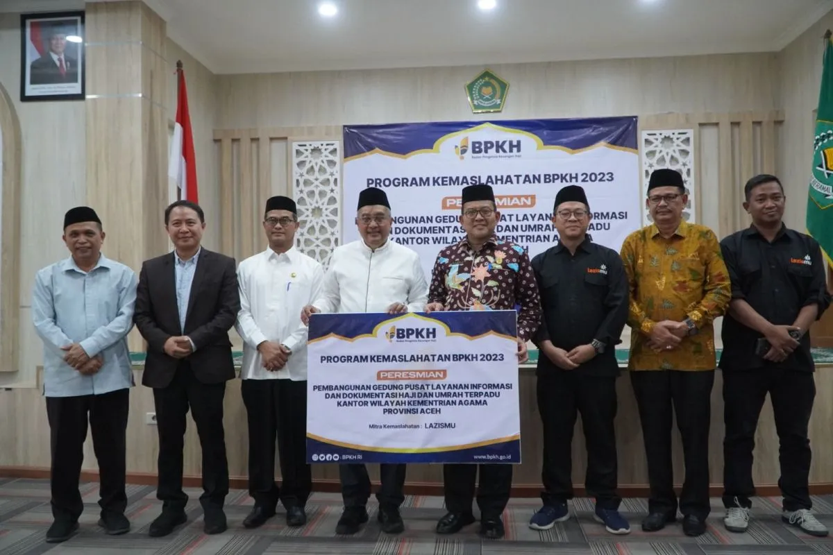 Penyerahan dukungan pembangunan PLIDHUT oleh Badan Pengelola Keuangan Haji (BPKH) bersama Lembaga Amil Zakat Infaq dan Sedekah Muhammadiyah (Lazismu) di Kemenag Aceh, Banda Aceh. (Foto: ANTARA)