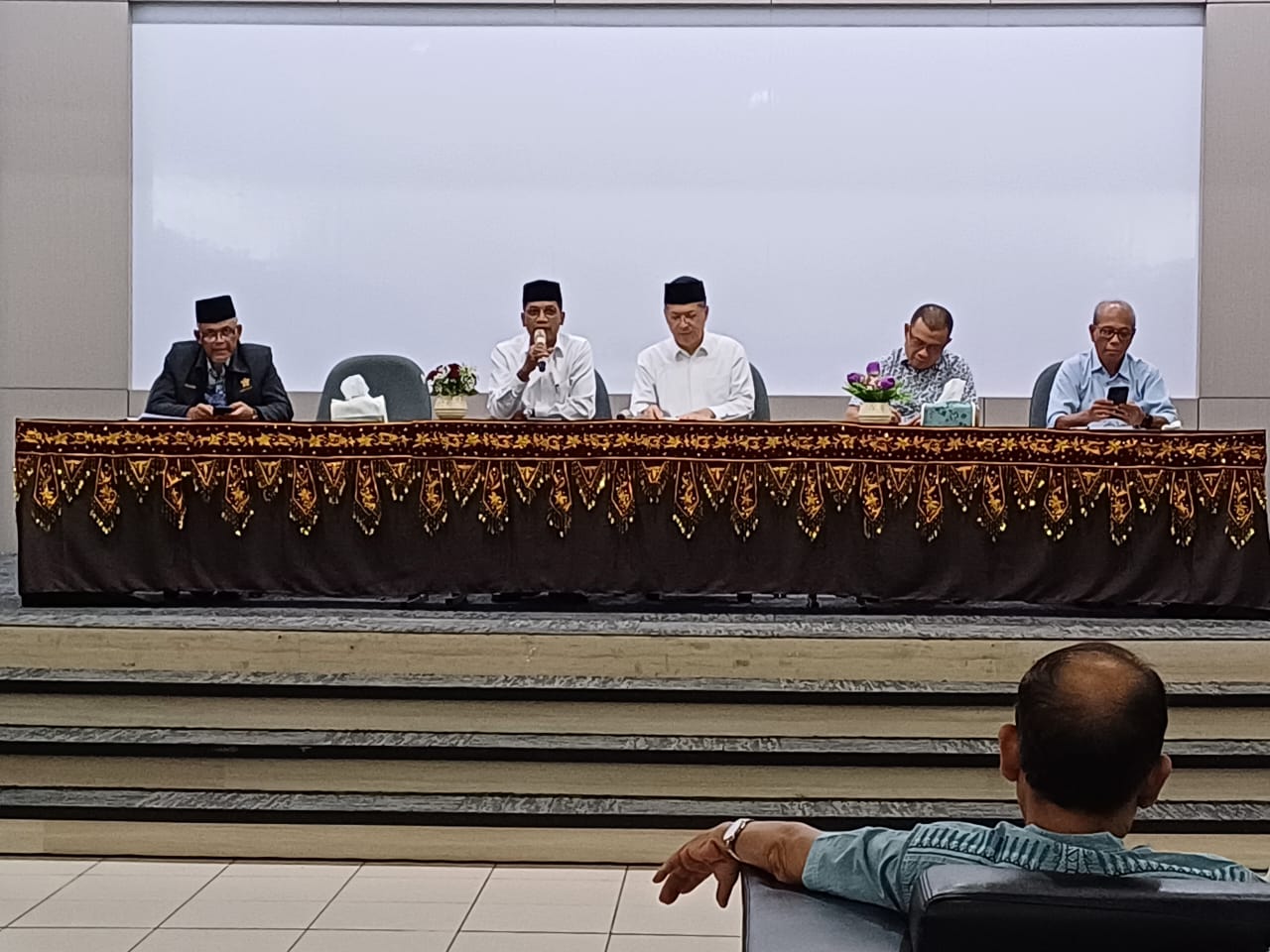 Rektor Universitas Syiah Kuala (USK) beserta seluruh jajaran pimpinan rektorat dan ketua lembaga melakukan kunjungan ke Fakultas Keguruan dan Ilmu Pendidikan (FKIP) pada Kamis, 6 Maret 2022. (Foto: For Nukilan)