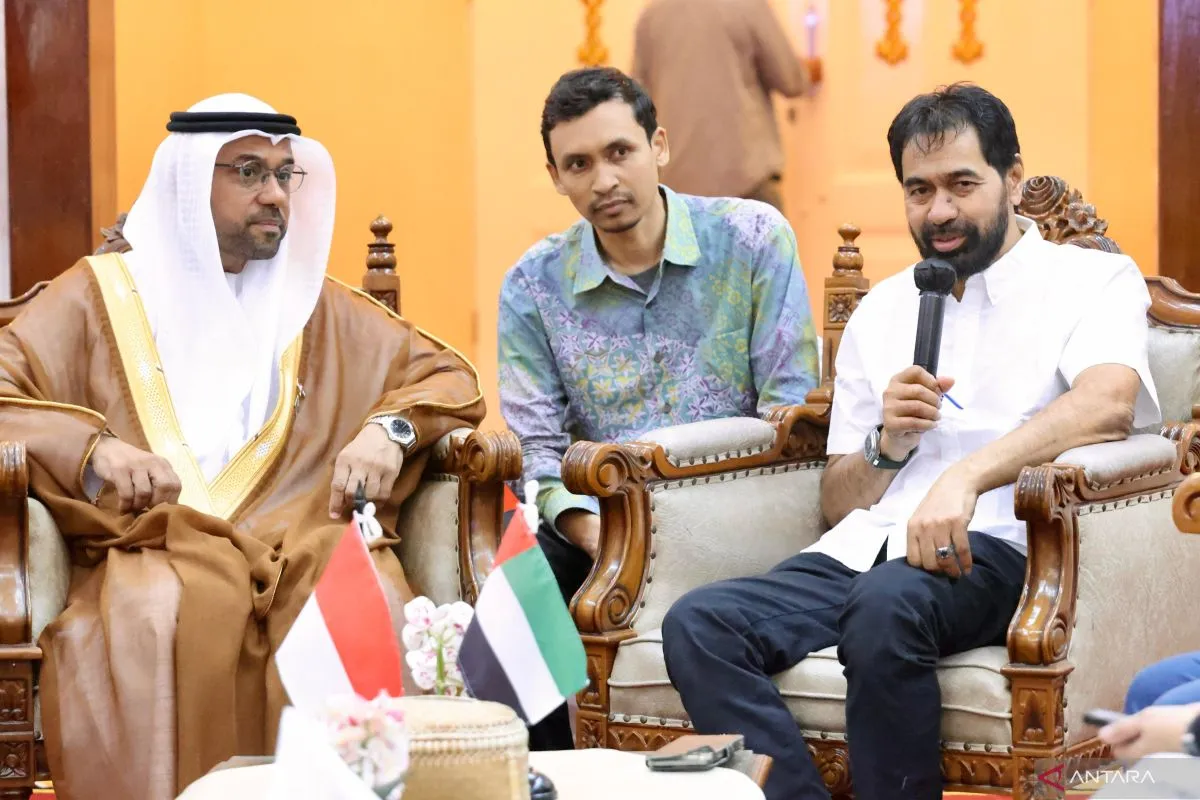 Gubernur Aceh, Muzakir Manaf (kanan) bersama Duta Besar Uni Emirat Arab (UEA) untuk Indonesia, Abdulla Salem Al Dhaheri (kiri) saat bertemu membahas terkait rencana kerja sama investasi di Meuligoe Gubernur Aceh, di Banda Aceh. (Foto: ANTARA)