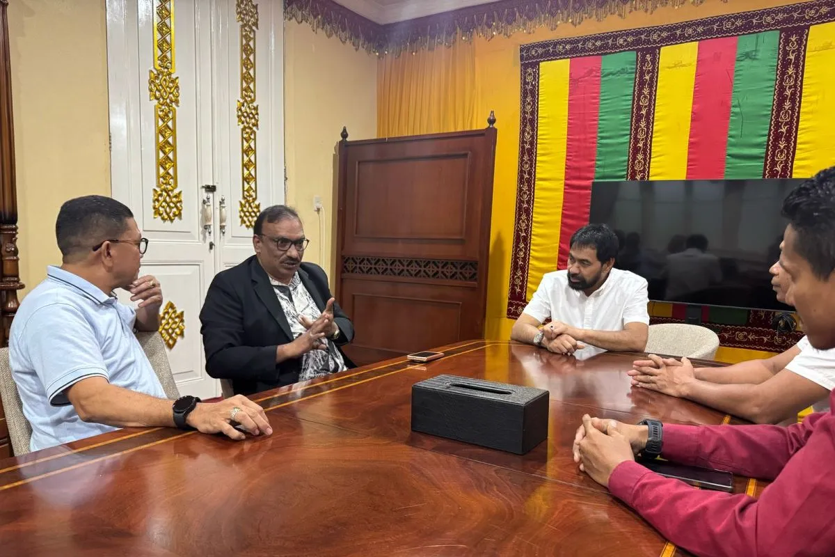 Gubernur Aceh, Muzakir Manaf, menggelar pertemuan dengan investor asal Malaysia yang bergerak di bidang kesehatan, Dr. Fetrix. (Foto: Humas Pemprov Aceh)