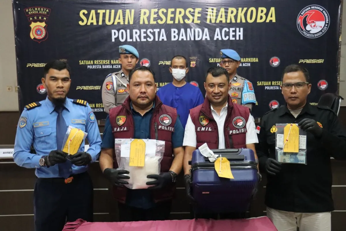 Polresta Banda Aceh saat memperlihatkan sejumlah barang bukti dari kasus penyelundupan sabu-sabu ke Kendari via bandara SIM Aceh, di Banda Aceh, Selasa (25/3/2025) (Foto: ANTARA)