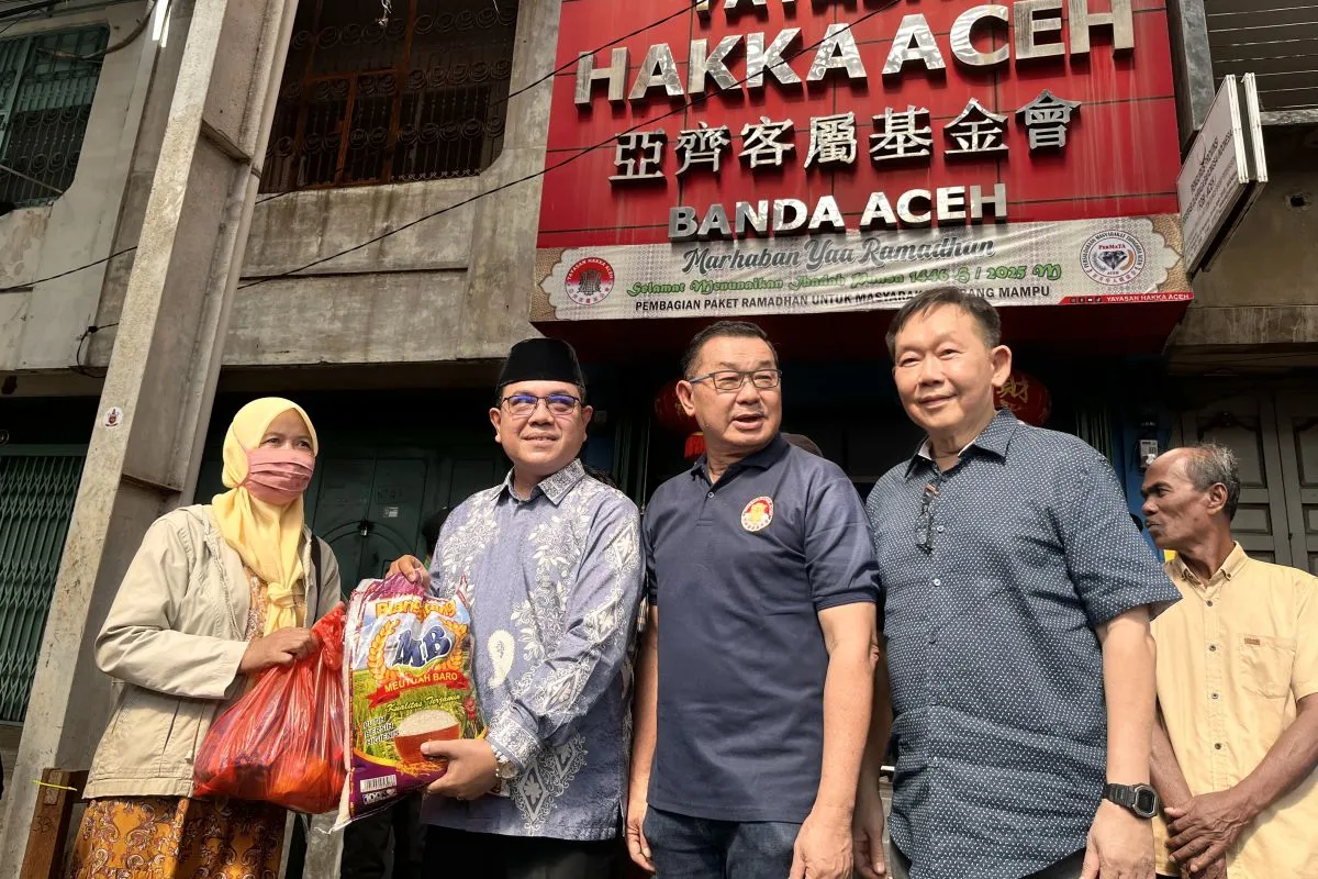 Masyarakat Tionghoa di Aceh Salurkan 2.170 Paket Sembako Ramadan. (Foto: ANTARA)
