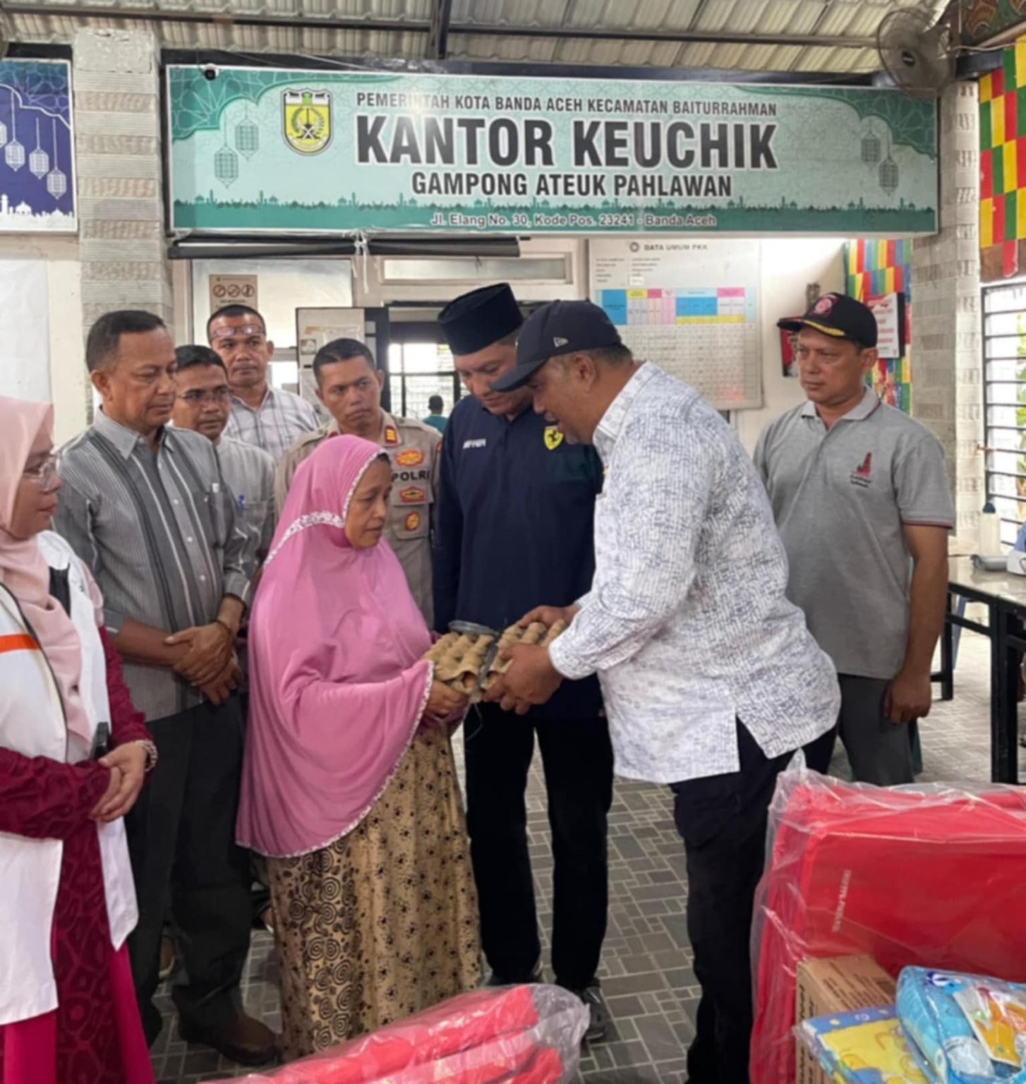 Pemko Banda Aceh Serahkan Bantuan Masa Panik untuk Korban Kebakaran di Ateuk Pahlawan. (Foto: MC BNA)