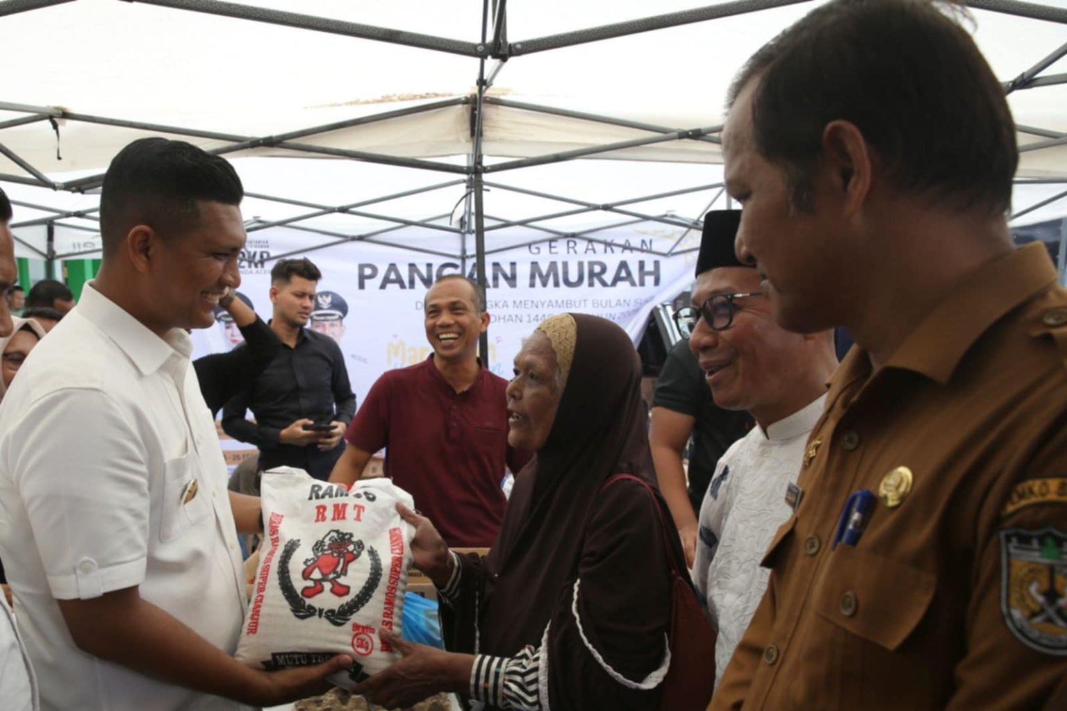 Momen Bang Afdhal Diserbu Warga Saat Tinjau Pasar Murah. (Foto; MC BNA)