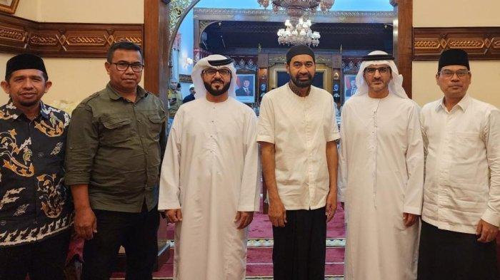 Rektor Universitas Islam Negeri (UIN) Ar-Raniry, Prof Dr Mujiburrahman MAg melakukan silaturrahmi dengan Gubernur Aceh Muzakir Manaf di Meuligoe Gubernur Aceh. (Foto: SerambiNews)