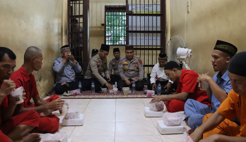 Kapolres Aceh Tamiang Gelar Buka Puasa Bersama Tahanan