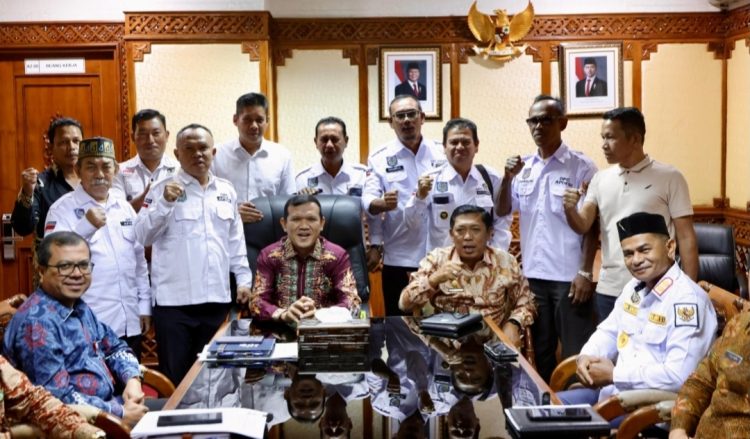 Sejumlah Ketua DPC Asosiasi Pemerintah Desa Seluruh Indonesia (Apdesi) kabupaten/kota di Aceh menggelar audiensi dengan Wakil Gubernur Aceh, Fadhlullah SE, di ruang kerjanya pada Kamis (6/3/2025). (Foto: Kontras)