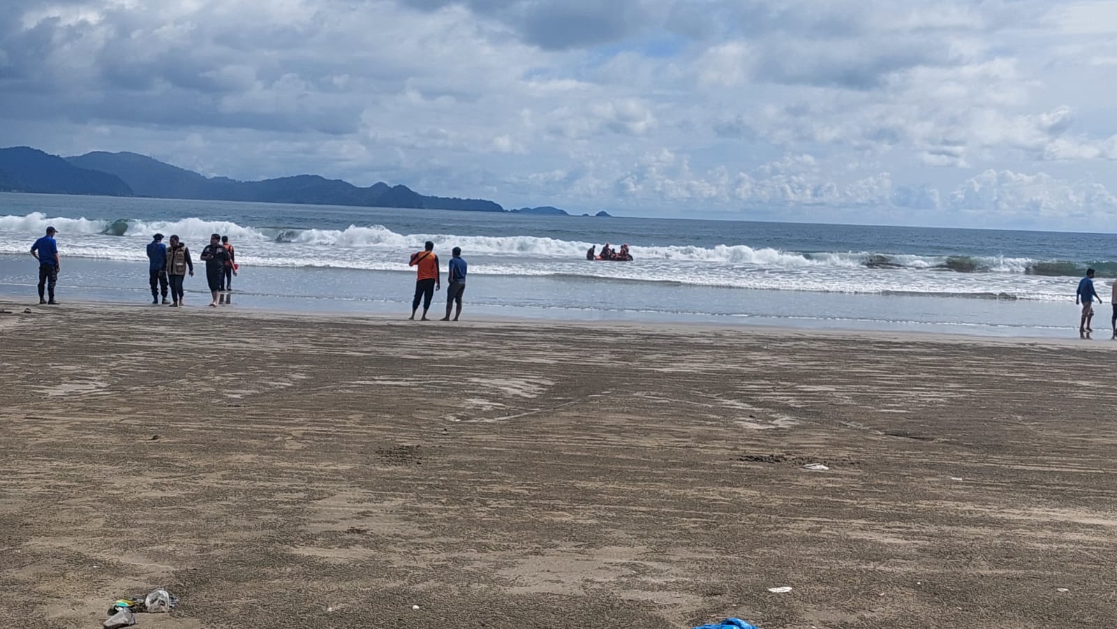 Upaya pencarian korban tenggelam di Pantai Riting, Aceh Besar, pada Kamis 27 Februari 2025. (Foto: Dok. BPBD Aceh Besar)