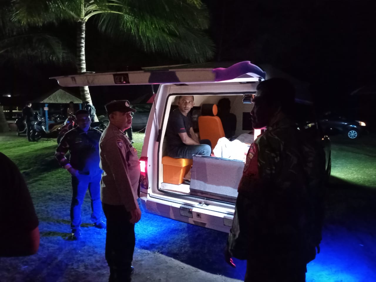 Proses evakuasi jenazah korban yang tenggelam di Pantai Riting, Aceh Besar. (Foto: Dok. BPBD Aceh Besar)