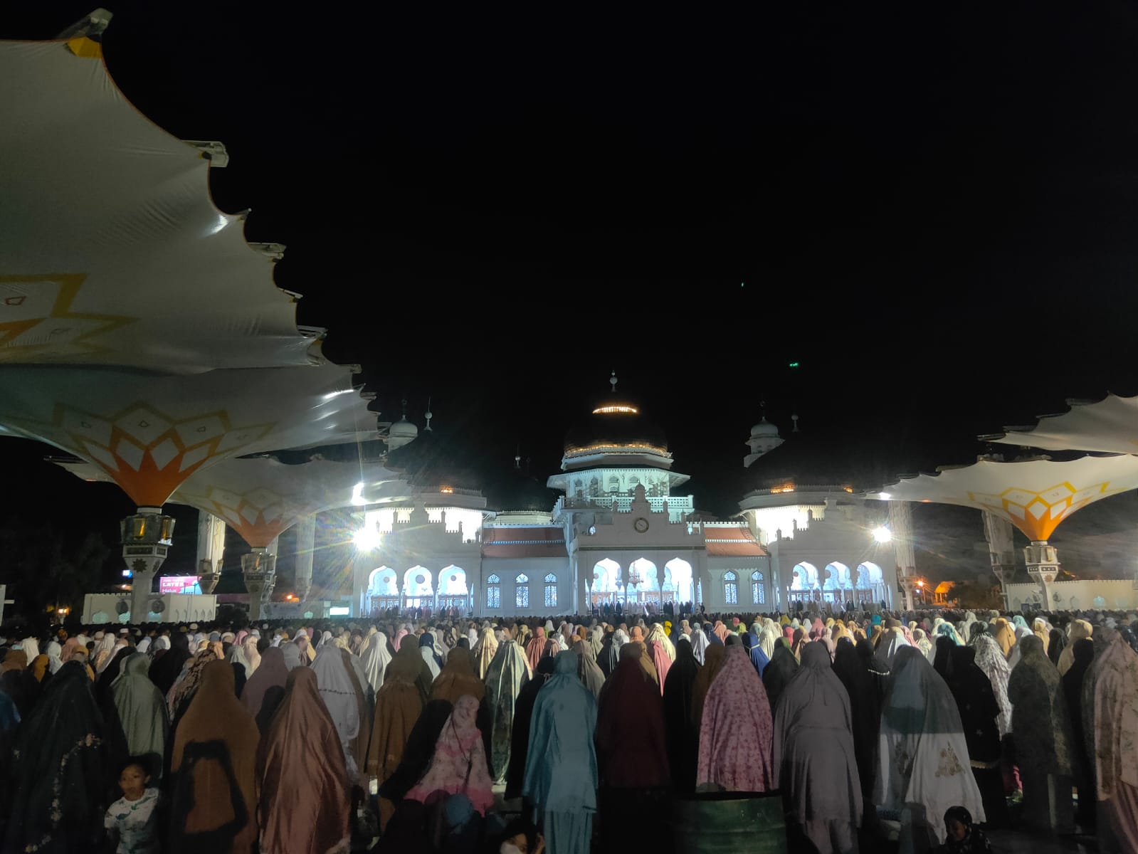 Suasana malam tarawih pertama di Masjid Raya Baiturrahman Banda Aceh, pada Jum'at 28 Februari 2025. (Foto: Nukilan/Rezi)