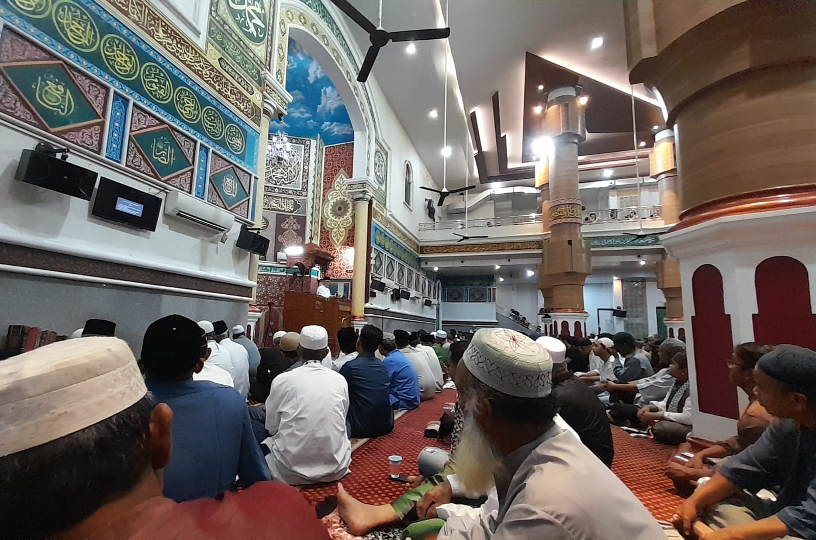 Jemaah Masjid Oman Al-Makmur sedang mendengarkan khutbah salat tarawih pada malam pertama. (Foto: Nukilan)