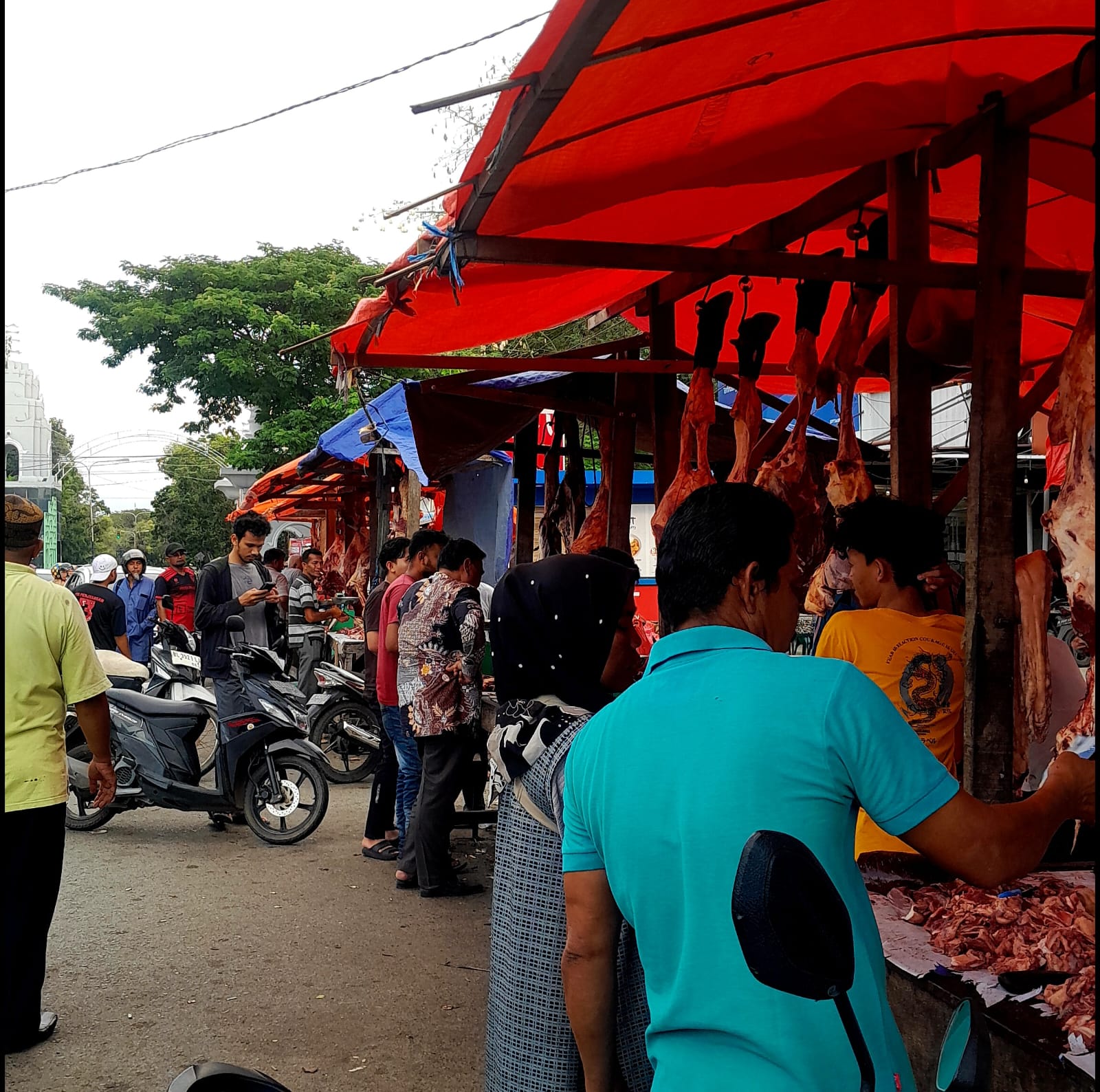 Antusiasme Warga Aceh di Hari Meugang, Pembeli Masih Serbu Pasar Hingga Sore. (Foto: Nukilan)
