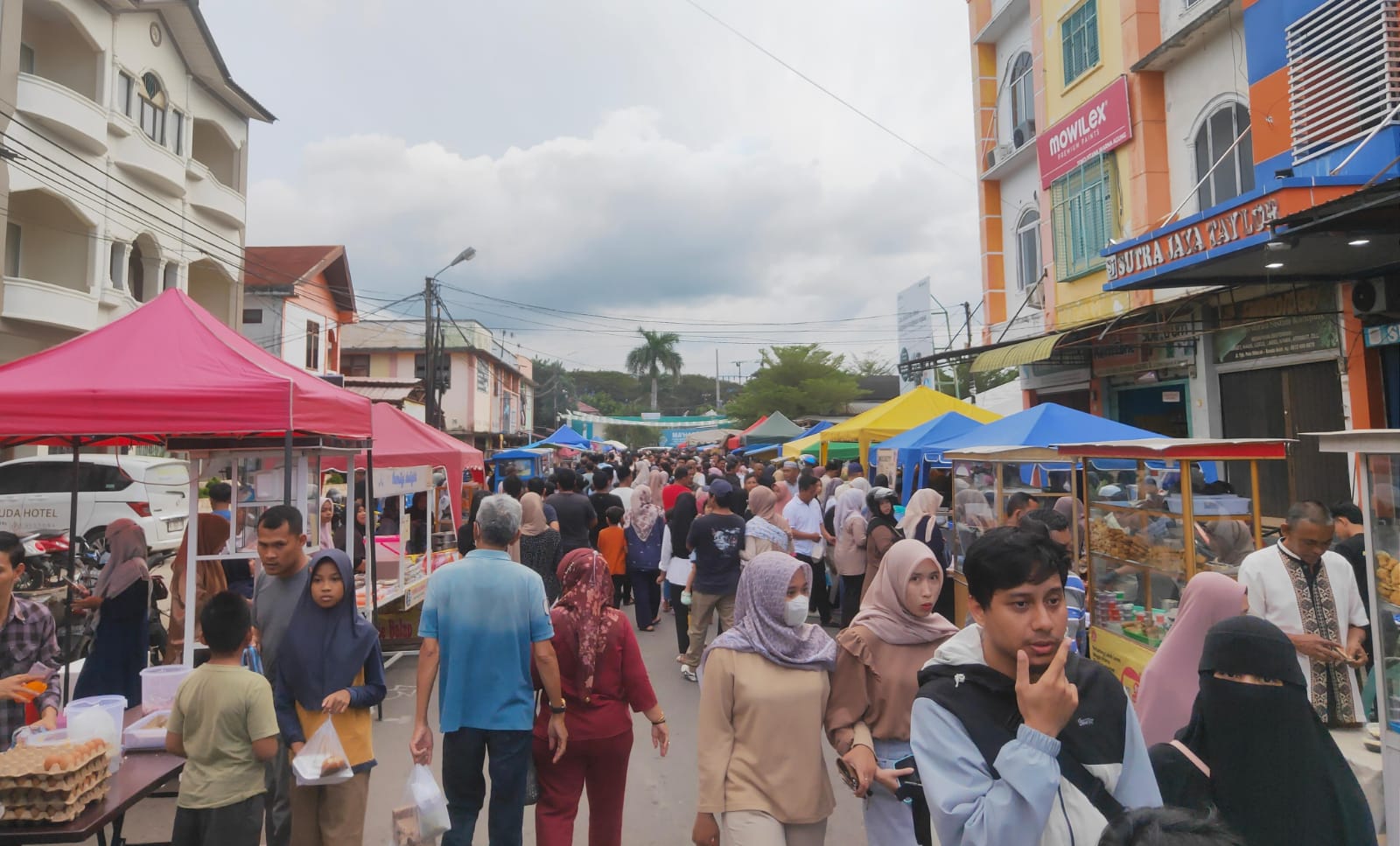 Suasana pasar takjil pada hari pertama di Jalan Garuda Kampung, Baru, Kecamatan Kuta Alam, Kota Banda Aceh, Sabtu 1 Maret 2025. (Foto: Nukilan/Rezi)