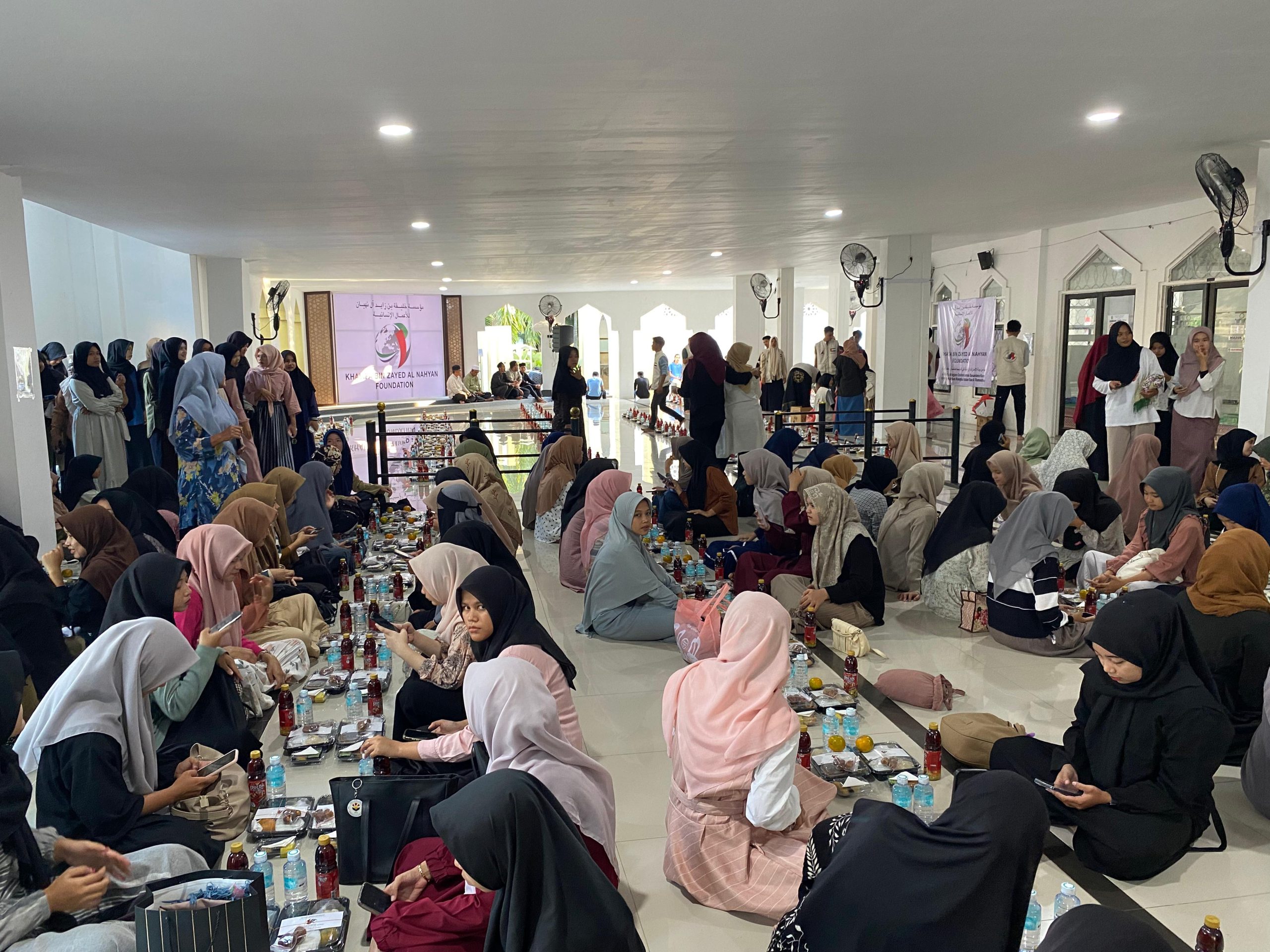 Mahasiswa Padati Masjid UIN Ar-Raniry untuk Berbuka Puasa. (Foto: Nukilan)