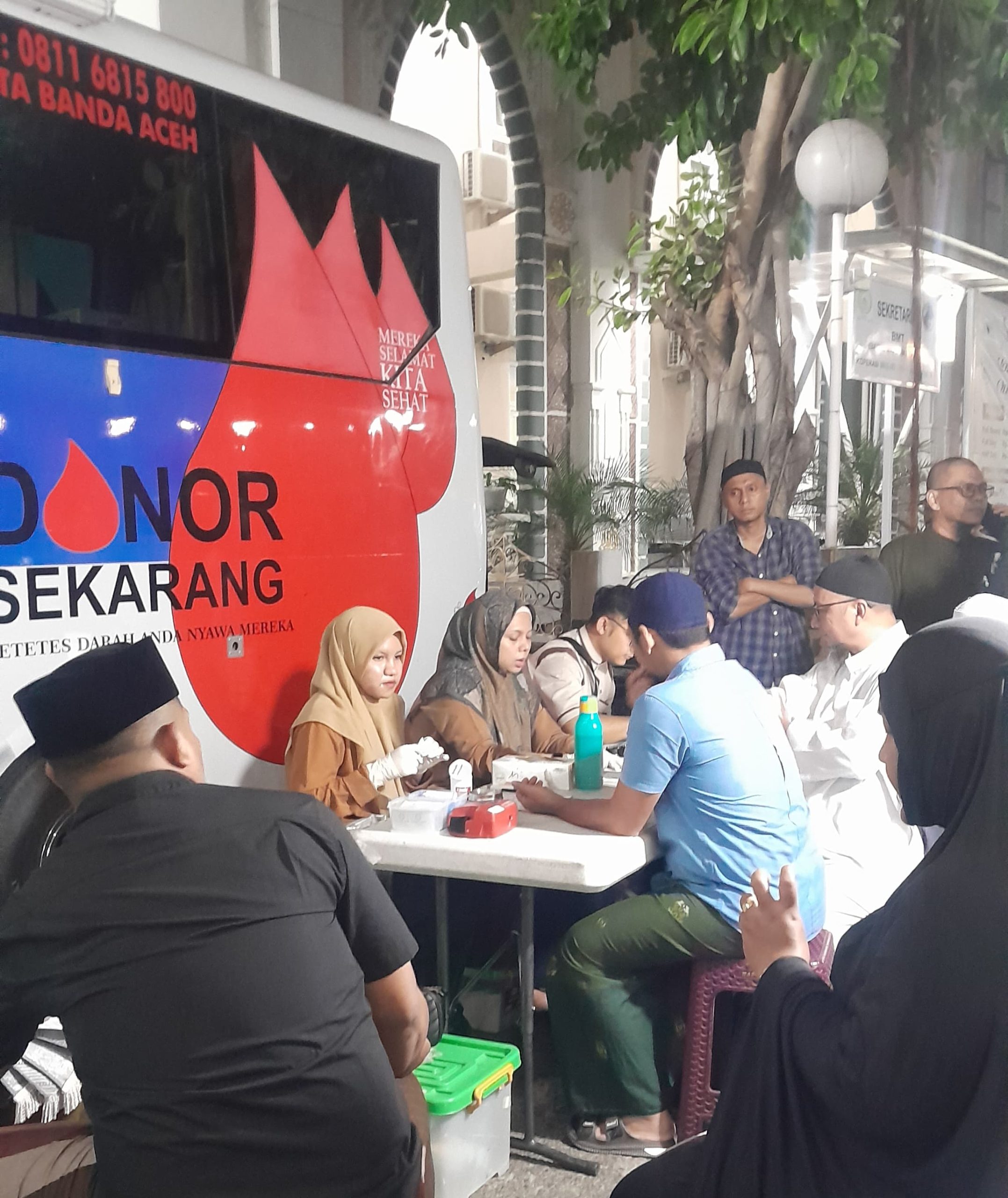 Jemaah Masjid Oman Al-Makmur Antusias Ikuti Donor Darah di Malam Kedua Ramadan. (Foto: Nukilan)