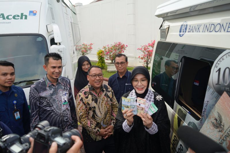 Kepala Bank Indonesia Provinsi Aceh, Agus Chusaini bersama Wali Kota Banda Aceh, Illiza Sa'aduddin Djamal saat membuka kegiatan penukaran uang rupi di Kantor BI Aceh, Banda Aceh, pada Selasa 4 Maret 2025. (Foto: For Nukilan)