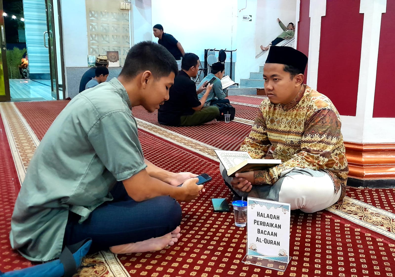 Jemaah Sedang Mengikuti Halaqah Perbaikan Bacaan Al-Qur’an di Masjid Oman. (Foto: Nukilan)