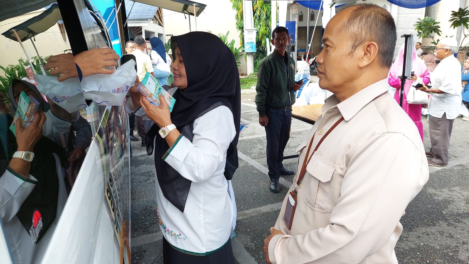 Warga yang sedang menukar uang pecahan baru di halaman Majid Oman Al-Makmur, Banda Aceh, pada Jum'at 7 Maret 2025. (Foto: Nukila/Rezi)