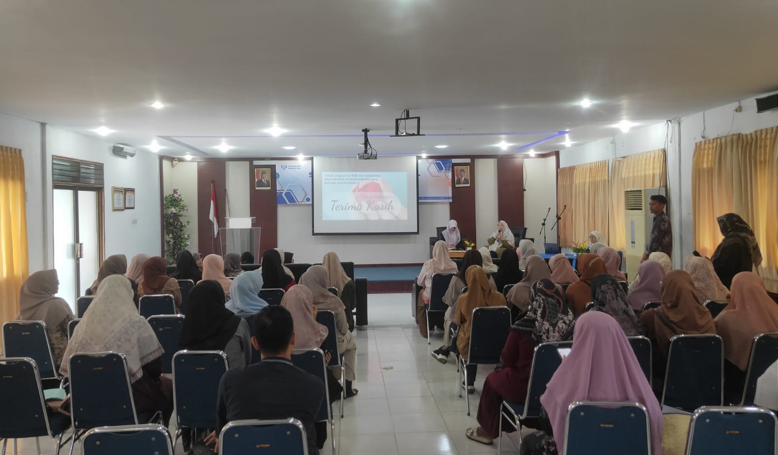 Kegiatan seminar bertajuk “Kesehatan Mental Dalam Keluarga” yang digelar Psikodista Konsultan di Aula BKKBN Aceh, Banda Aceh, pada Minggu 9 Maret 2025. (Foto: Nukilan/Rezi)
