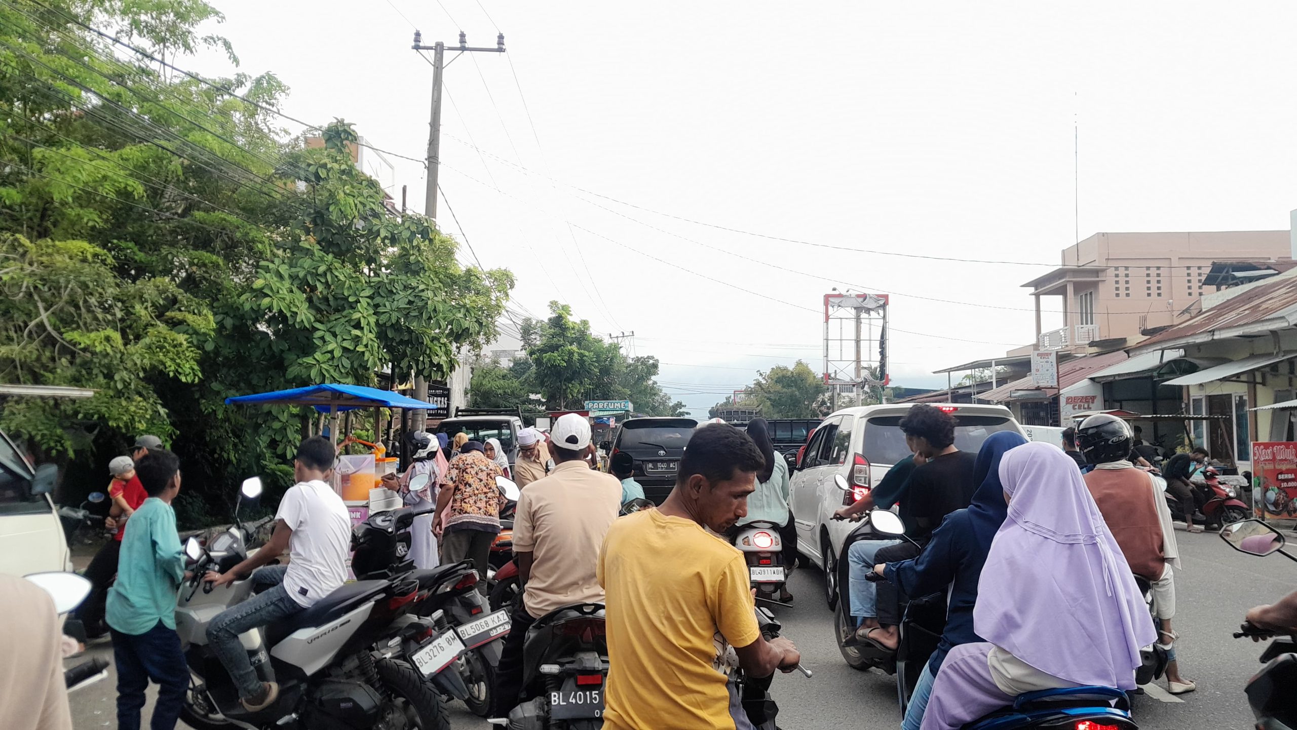 Jalan Syiah Kuala, yang menjadi pusat takjil di kawasan Lamdingin. (Foto: Nukilan)