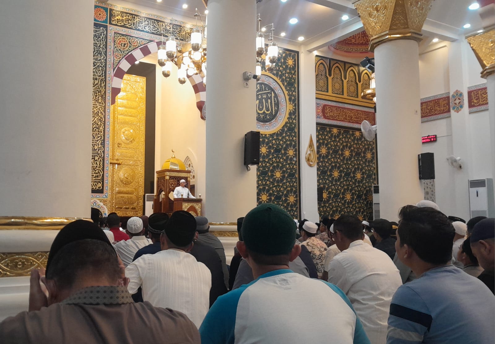 Suasana di Masjid Haji Keuchik Leumiek. (Foto: Nukilan)