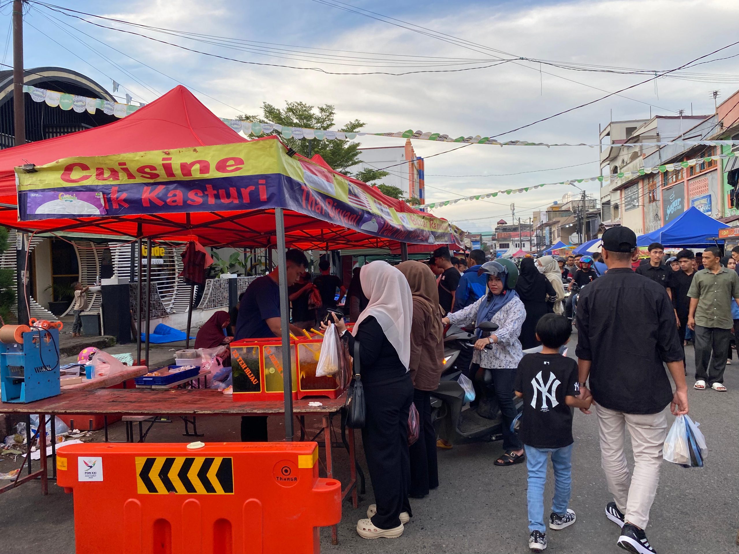 Suasana di jalan Tgk Pulo Dibaroh atau Jalan Garuda Gampong Baru, Kecamatan Baiturrahman, Banda Aceh yang dijadikan salah satu pusat Takjil di Banda Aceh. (Foto: Nukilan)
