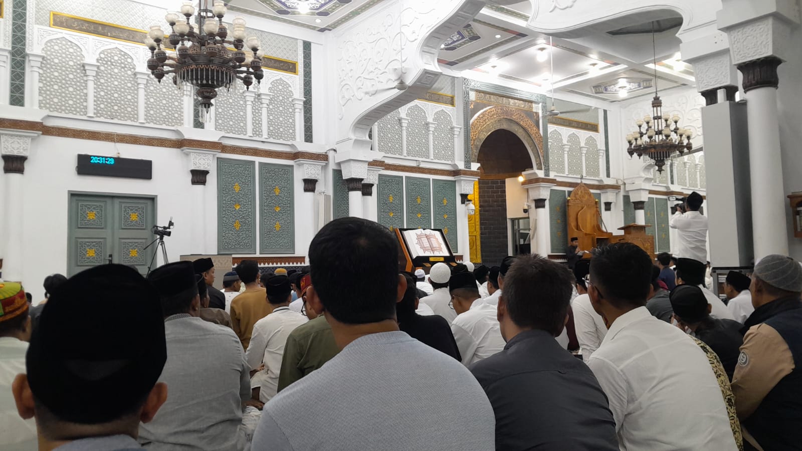 Ribuan masyarakat Aceh memadati Masjid Raya Baiturrahman pada Minggu (16/3/2025) malam dalam rangka memperingati malam Nuzulul Quran. (Foto: Nukilan)