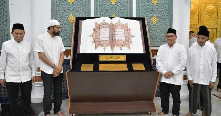 Gubernur Aceh, Muzakir Manaf, menyerahkan duplikat mushaf Al-Qur’an kepada Imam Besar Masjid Raya Baiturrahman, Prof. Azman Ismail. (Foto: Nukilan)