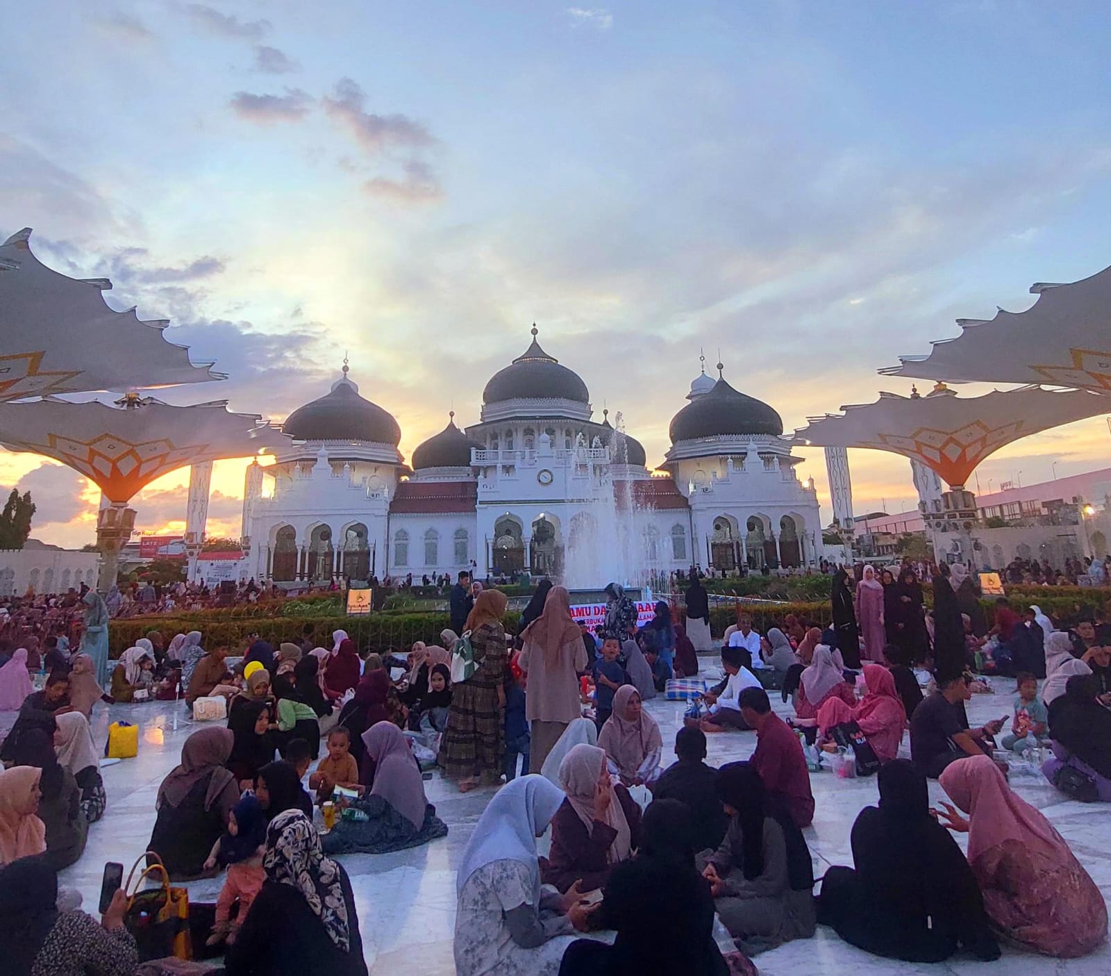 Ribuan Warga Ngabuburit dan Berbuka Puasa di Masjid Raya Baiturrahman. (Foto: Nukilan)