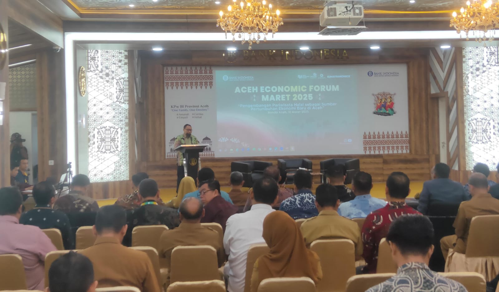 Kepala BI Aceh, Agus Chusaini memberikan kata sambutan dalam Aceh Economic Forum 2025. (Foto: Nukilan/Rezi)