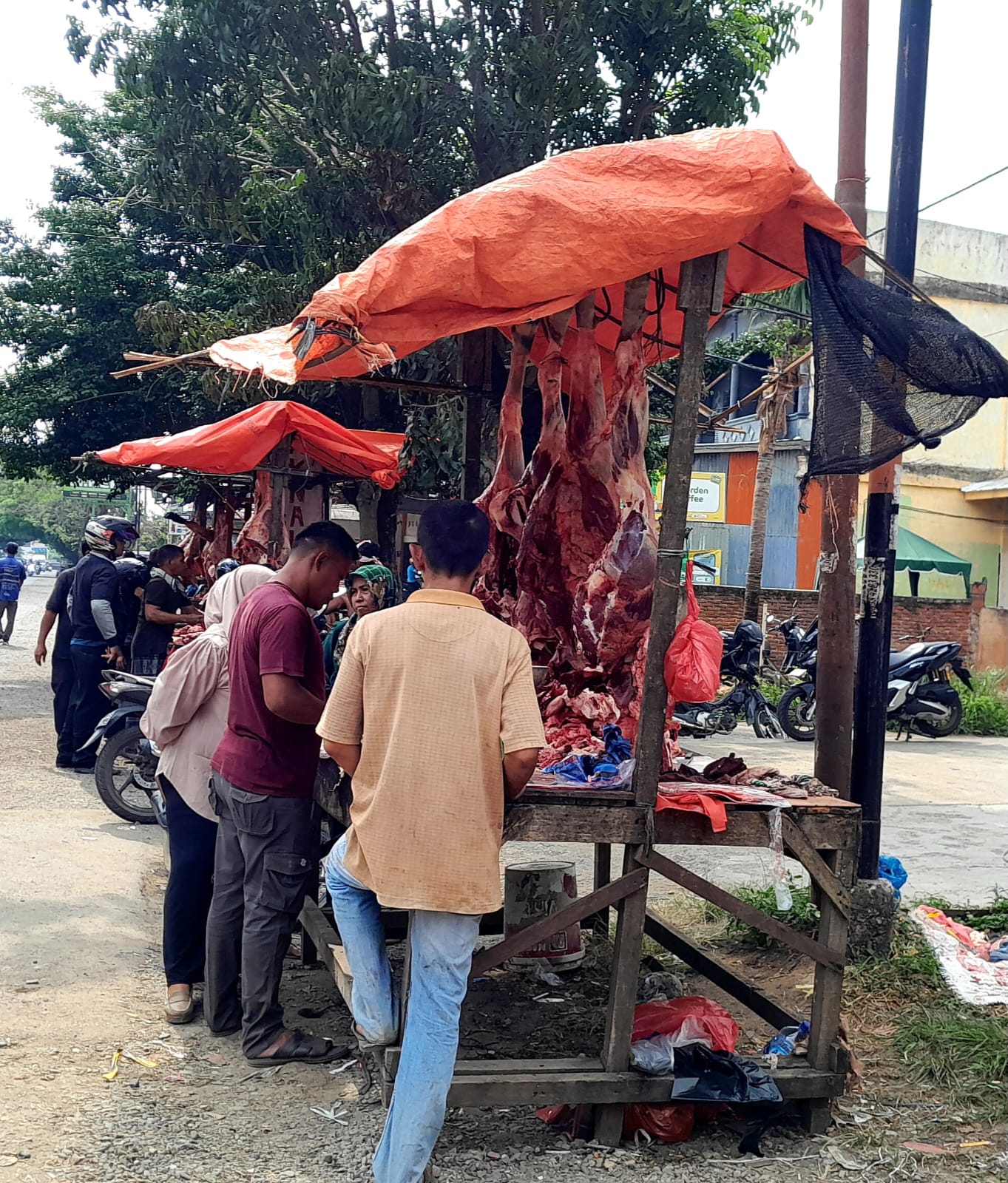 Pedagang di Lambhuk Mulai Berjualan Daging Sapi. (Foto: Nukilan)